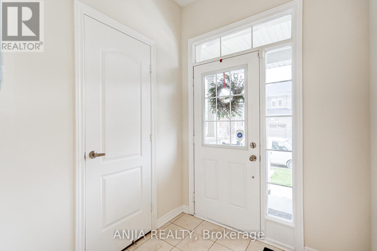 25 Collier Crescent, Markham, Ontario  L6E 0T2 - Photo 2 - N12971382