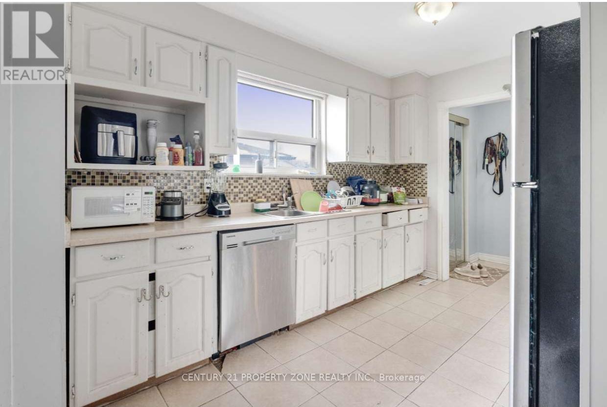 46 Flamingo Crescent, Brampton, Ontario  L6T 2G5 - Photo 3 - W12962124