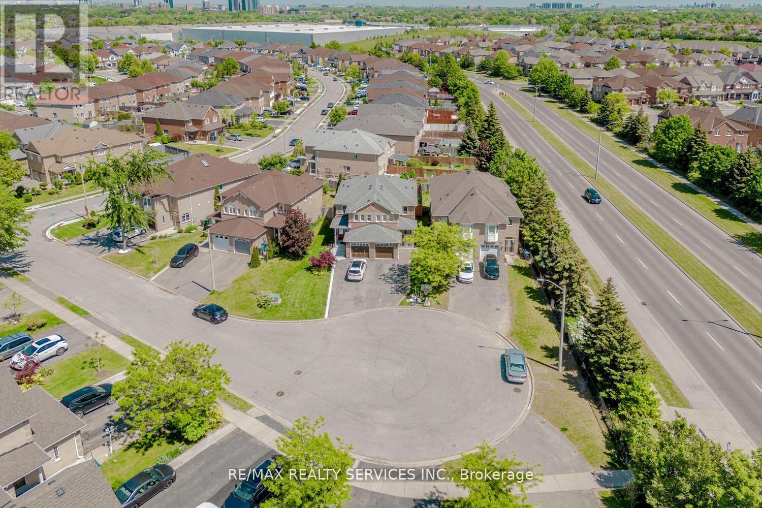 32 Silo (Upper) Court, Brampton, Ontario  L6X 4S4 - Photo 2 - W12971292