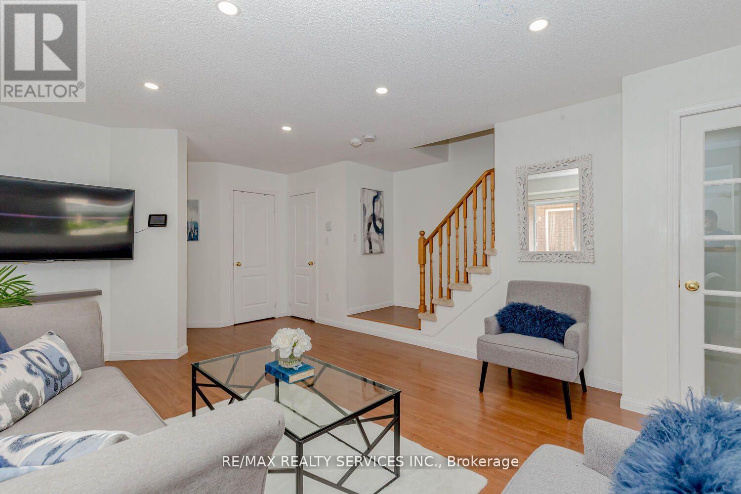 32 Silo (Upper) Court, Brampton, Ontario  L6X 4S4 - Photo 3 - W12971292