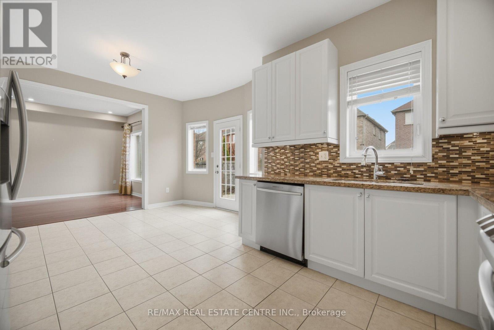 5384 Valhalla (Main And Second Floor) Crescent, Mississauga, Ontario  L5M 0K4 - Photo 10 - W12971294