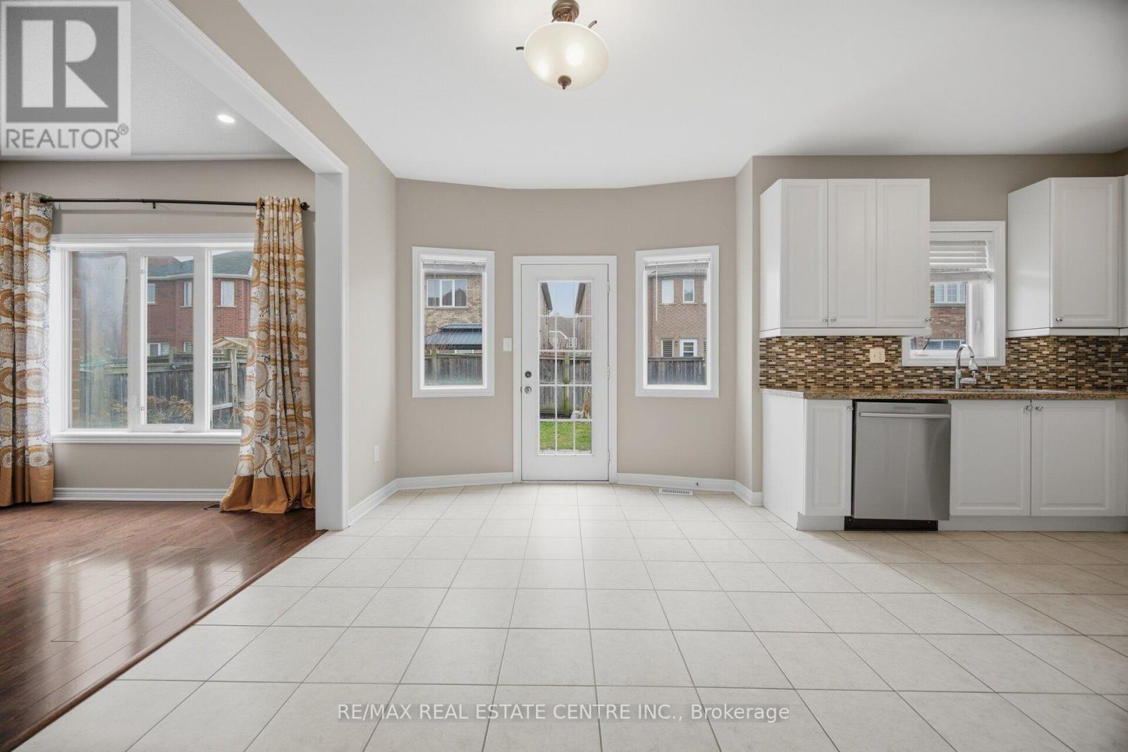 5384 Valhalla (Main And Second Floor) Crescent, Mississauga, Ontario  L5M 0K4 - Photo 13 - W12971294