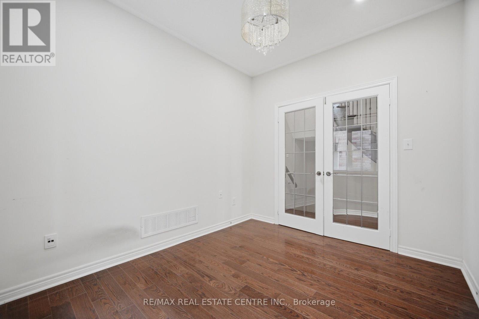 5384 Valhalla (Main And Second Floor) Crescent, Mississauga, Ontario  L5M 0K4 - Photo 16 - W12971294