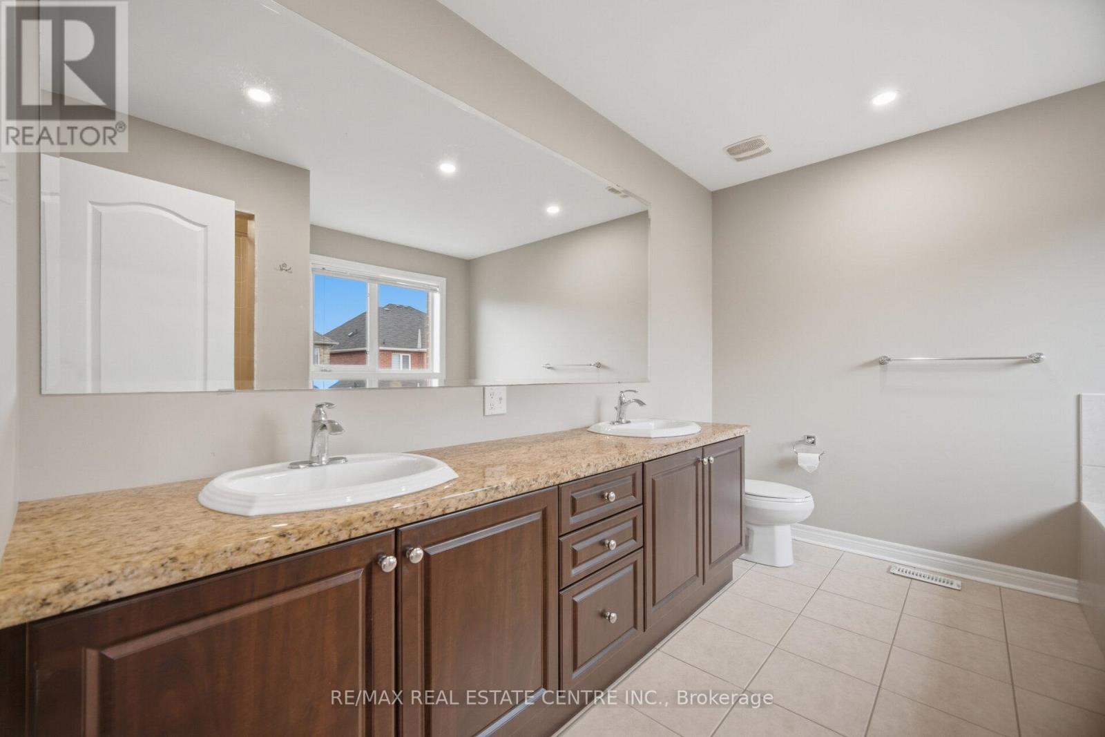 5384 Valhalla (Main And Second Floor) Crescent, Mississauga, Ontario  L5M 0K4 - Photo 22 - W12971294