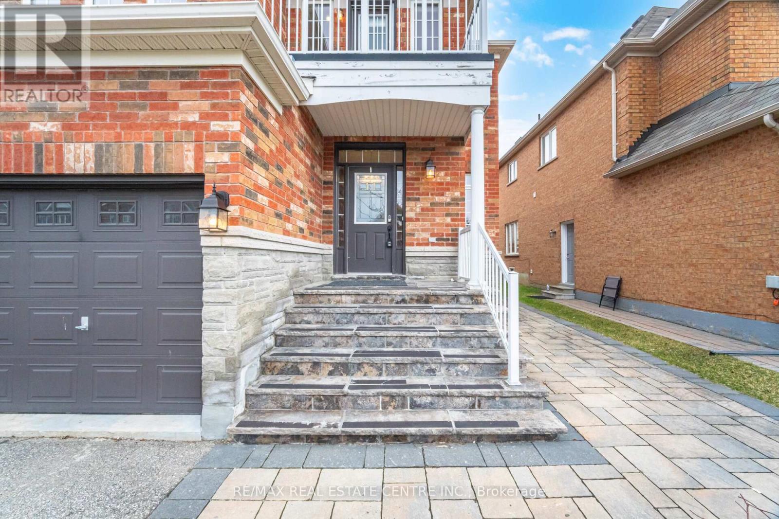 5384 Valhalla (Main And Second Floor) Crescent, Mississauga, Ontario  L5M 0K4 - Photo 3 - W12971294