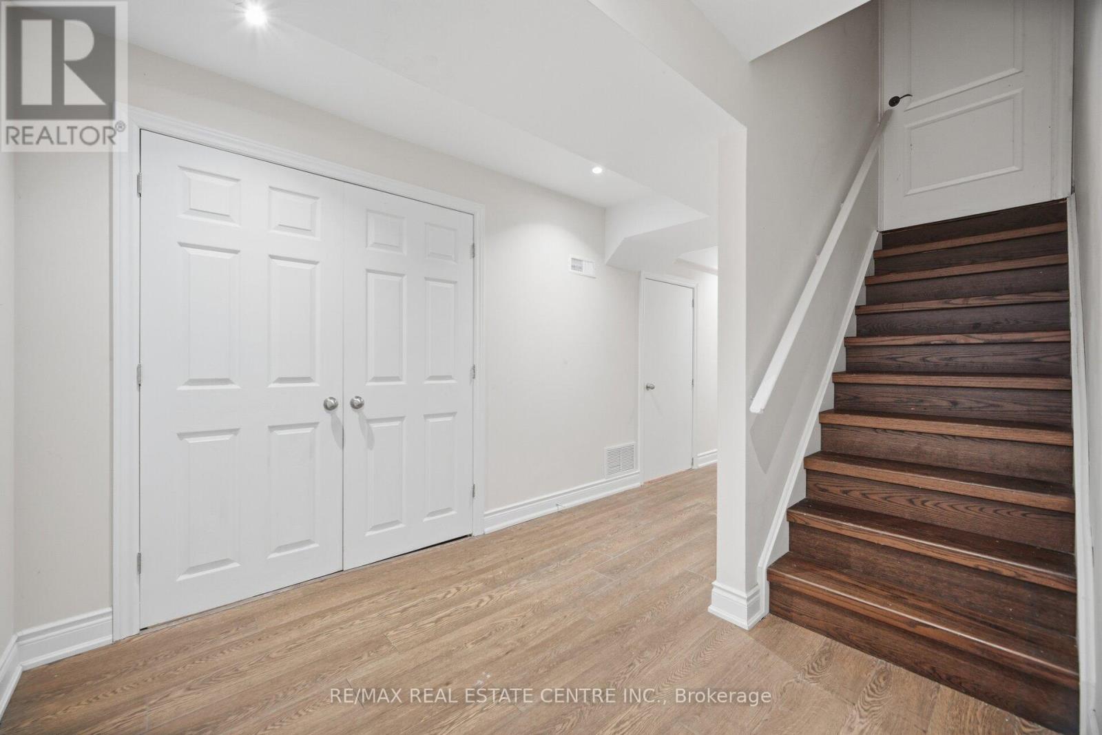 5384 Valhalla (Main And Second Floor) Crescent, Mississauga, Ontario  L5M 0K4 - Photo 36 - W12971294