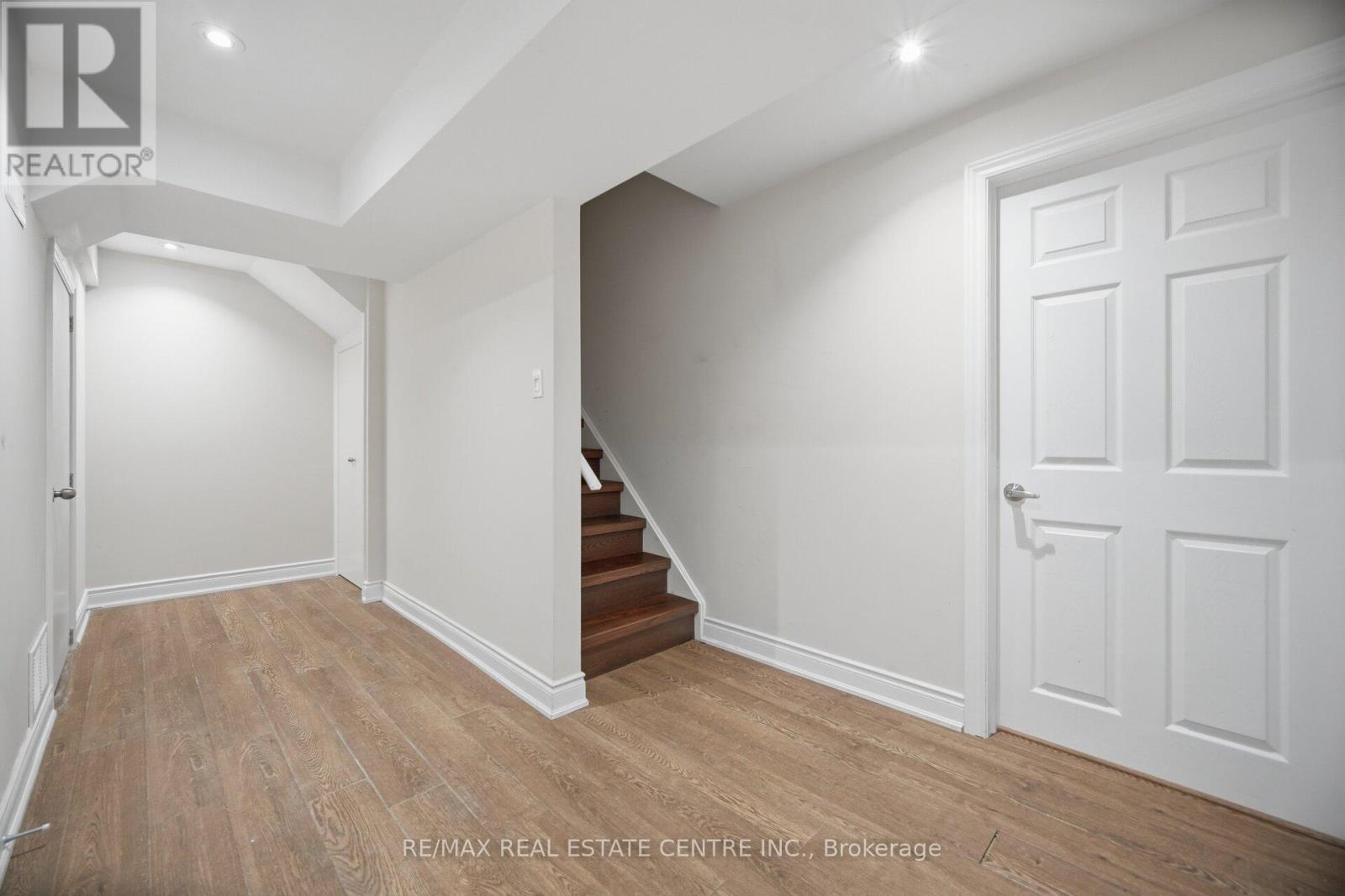 5384 Valhalla (Main And Second Floor) Crescent, Mississauga, Ontario  L5M 0K4 - Photo 37 - W12971294