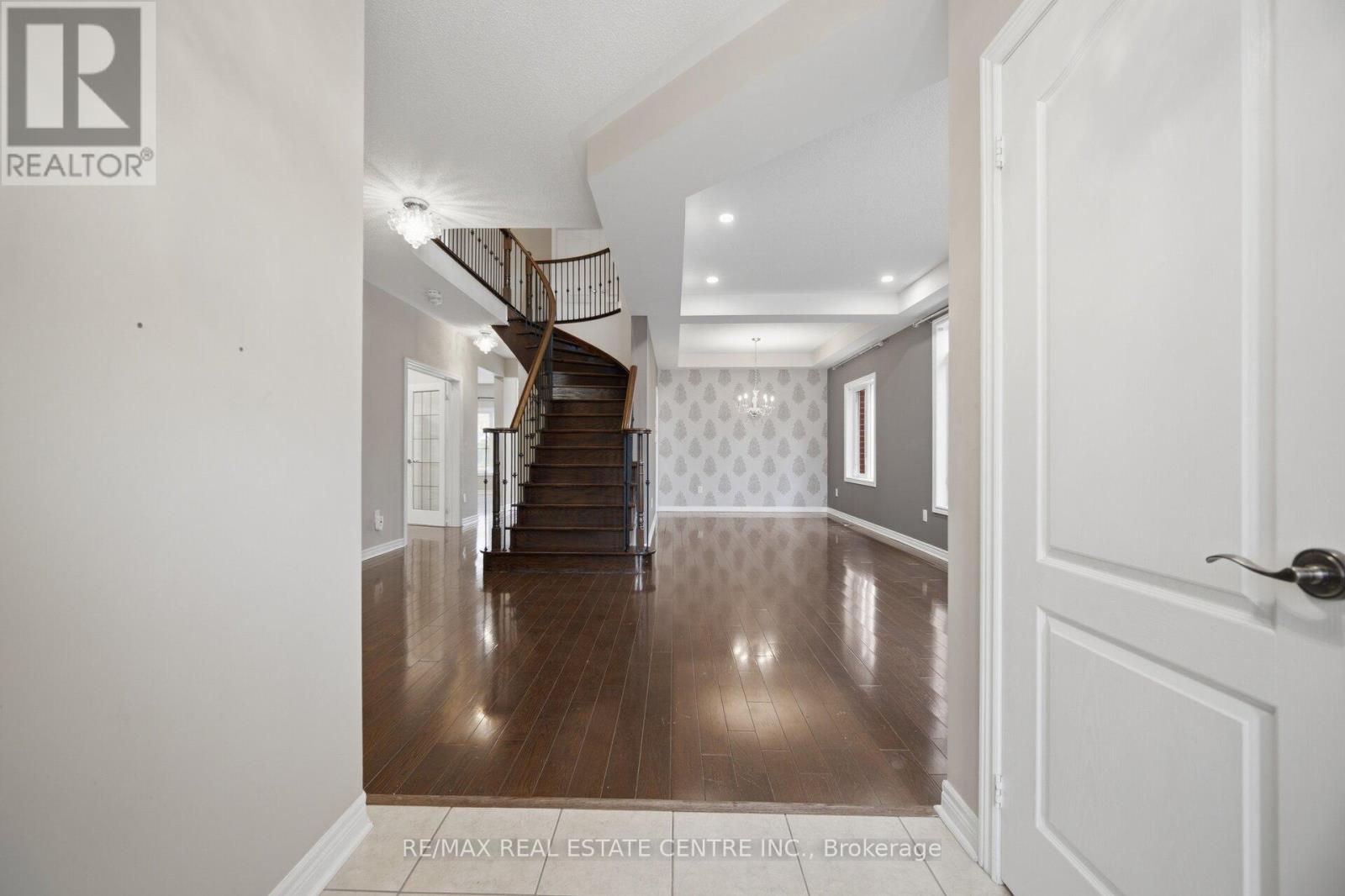 5384 Valhalla (Main And Second Floor) Crescent, Mississauga, Ontario  L5M 0K4 - Photo 5 - W12971294