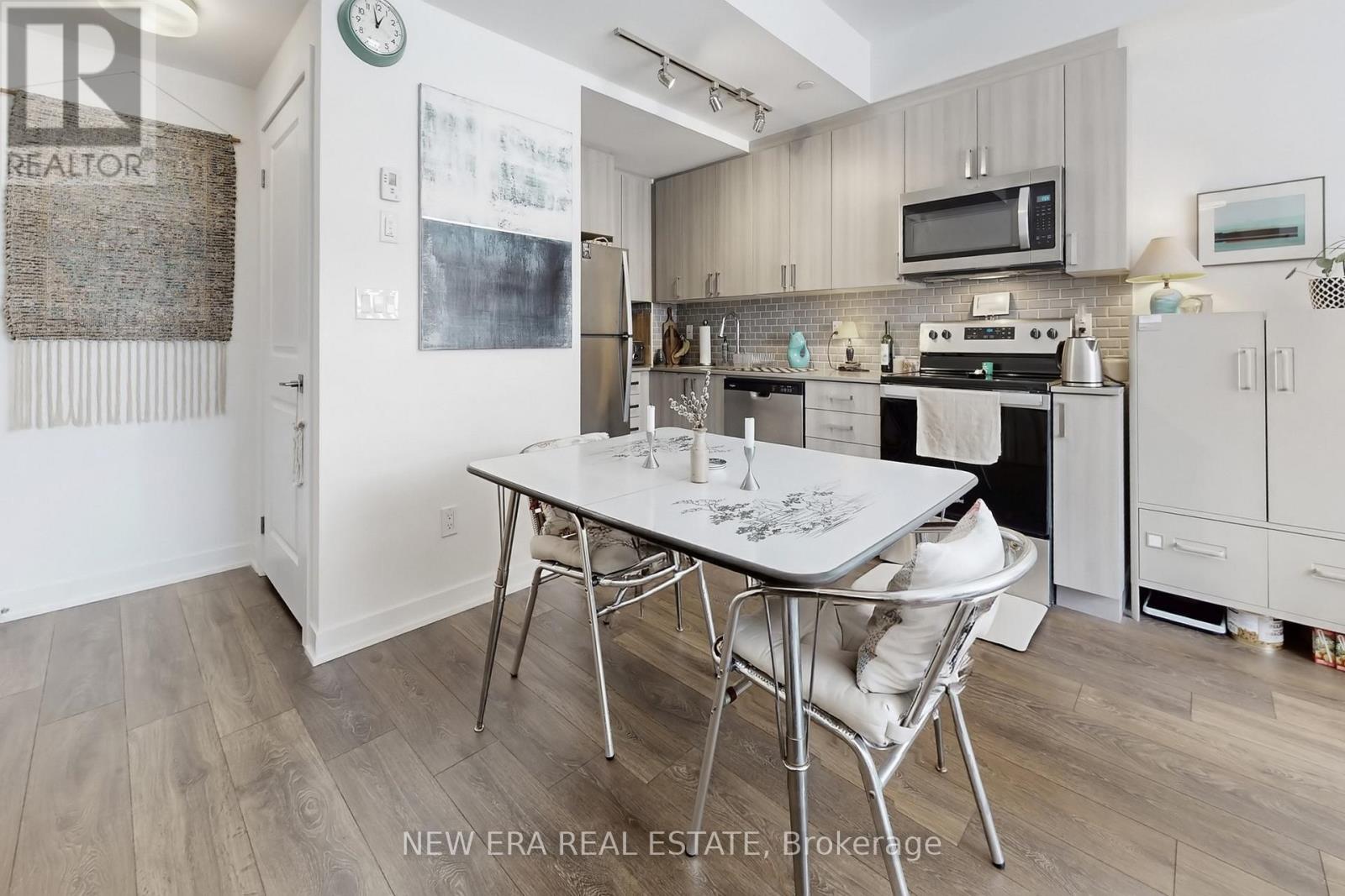 7 - 4015 Hickory Drive, Mississauga, Ontario  L4W 1L1 - Photo 3 - W12971296