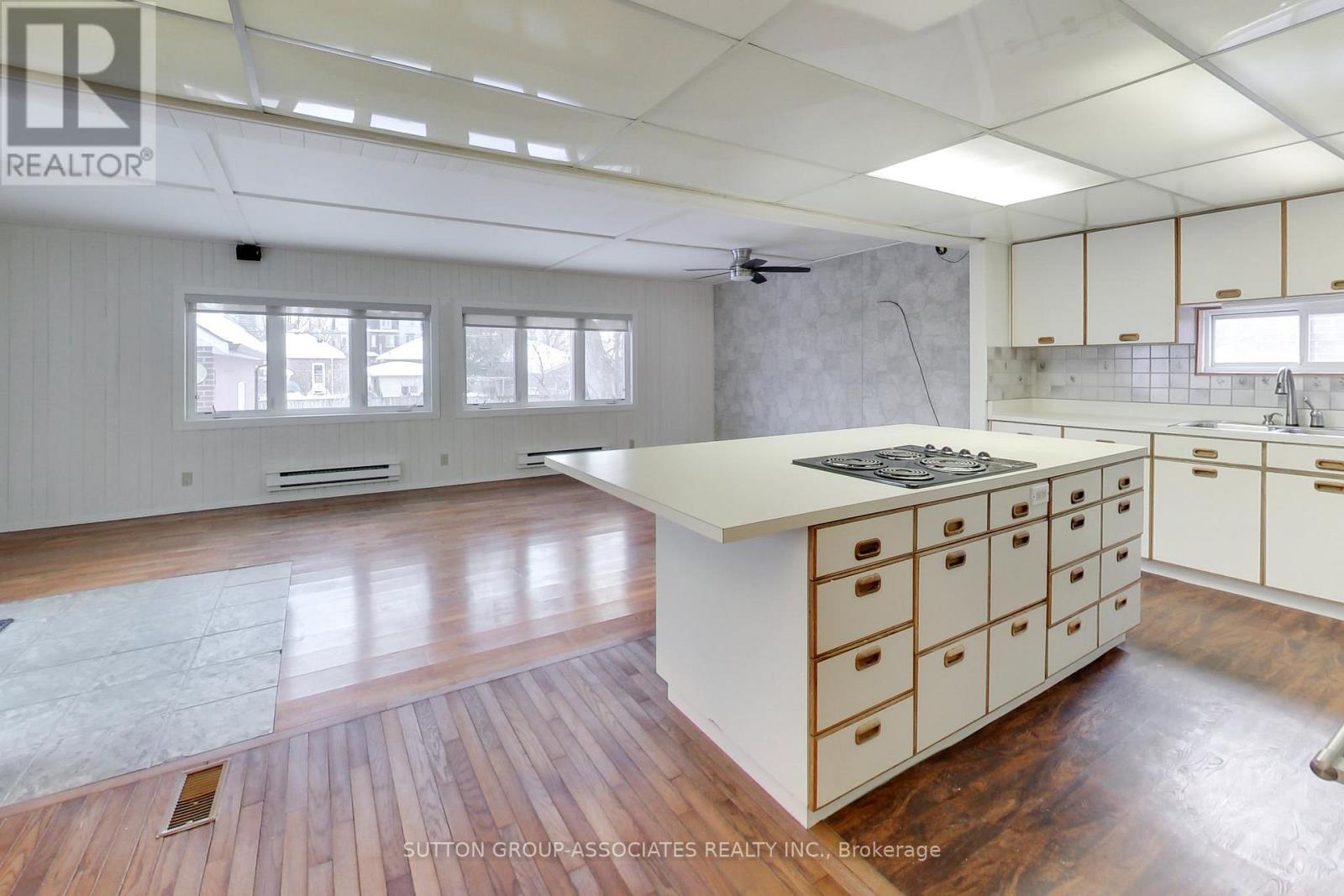 683 Glengrove Avenue, Toronto, Ontario  M6B 2J2 - Photo 12 - W12971304