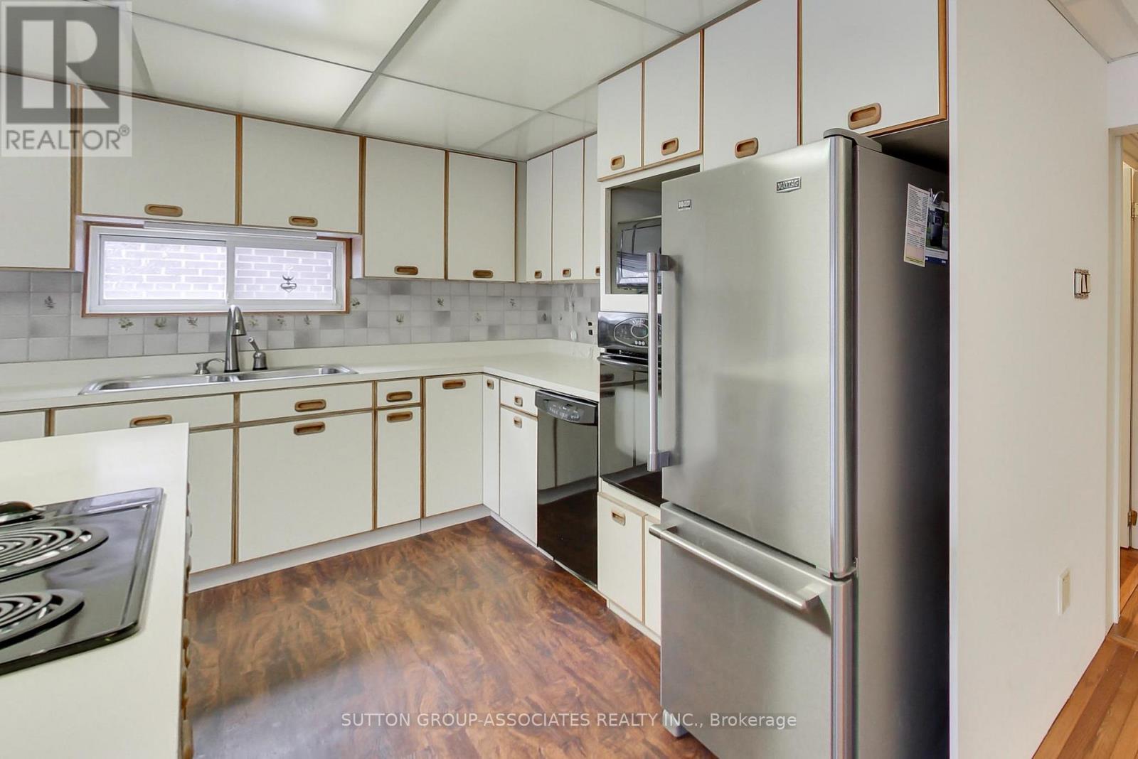 683 Glengrove Avenue, Toronto, Ontario  M6B 2J2 - Photo 13 - W12971304