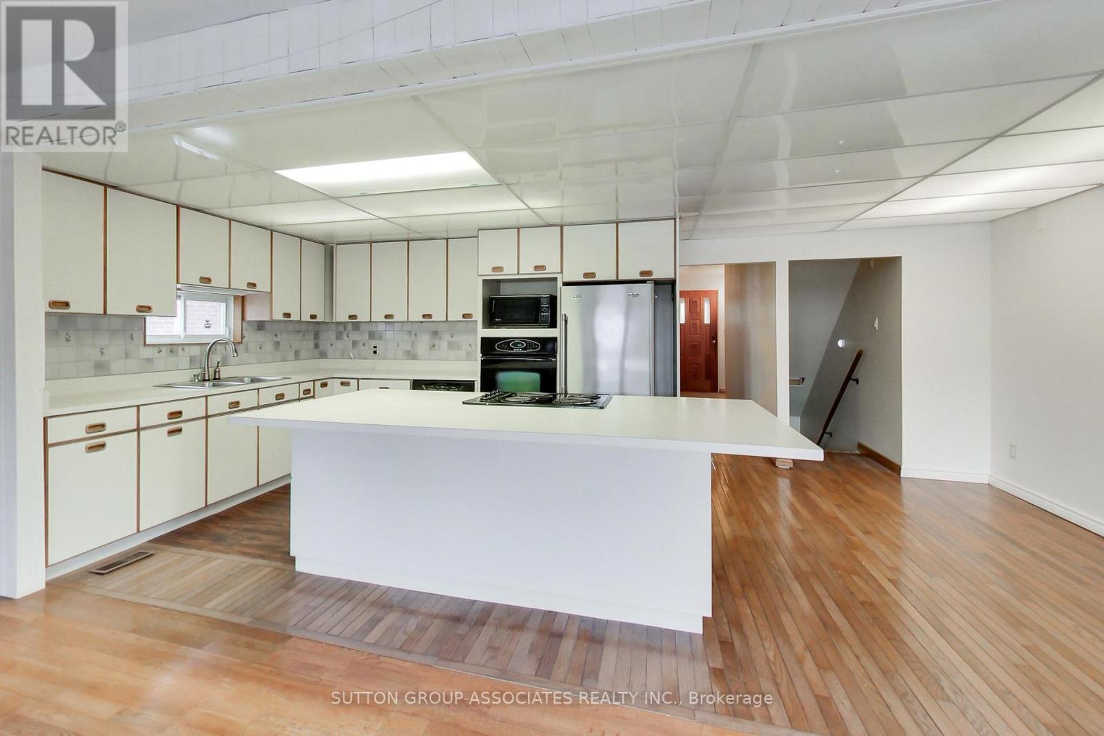 683 Glengrove Avenue, Toronto, Ontario  M6B 2J2 - Photo 15 - W12971304