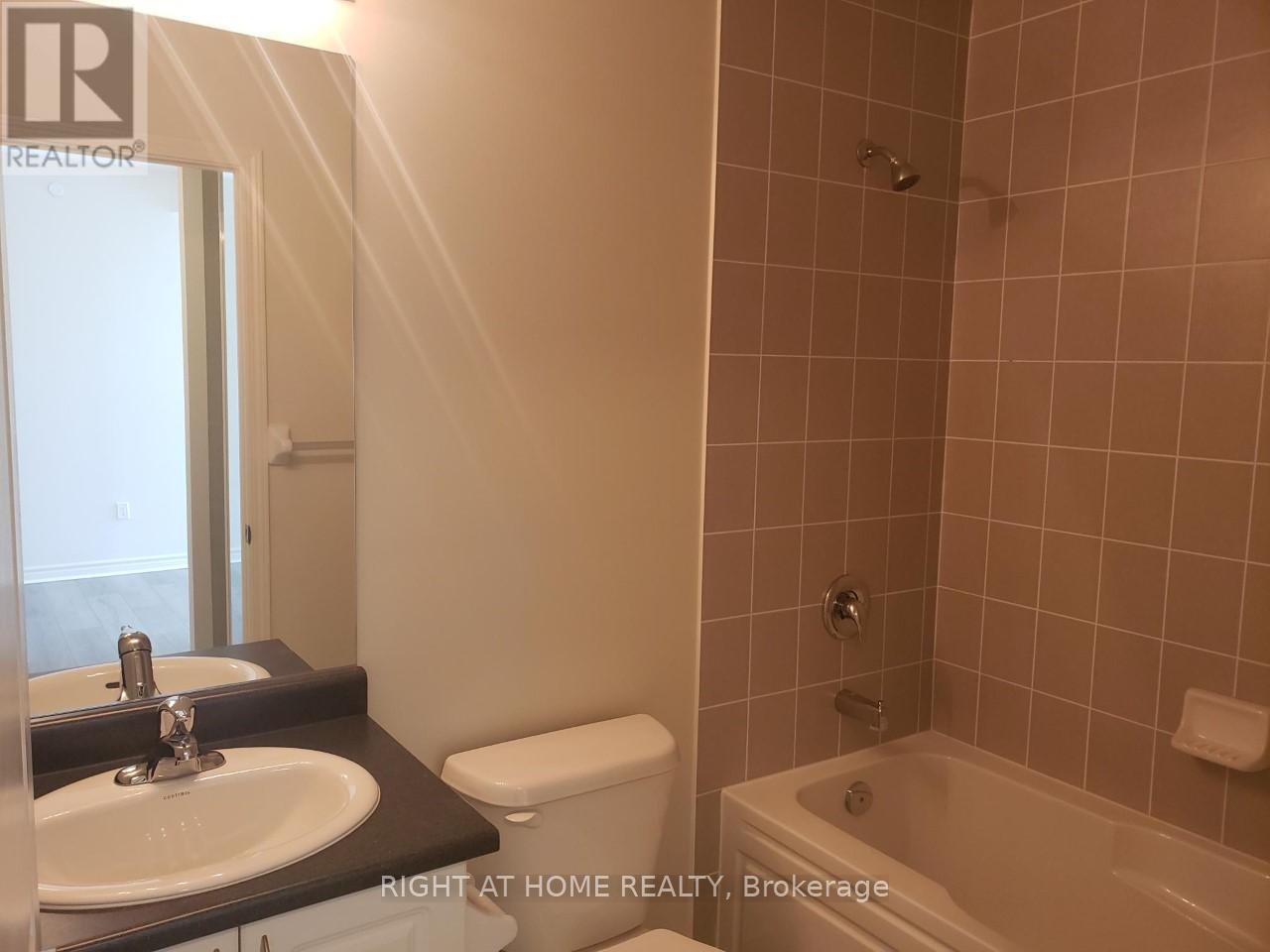 816 - 349 Rathburn Road W, Mississauga, Ontario  L5B 0G9 - Photo 4 - W12971314