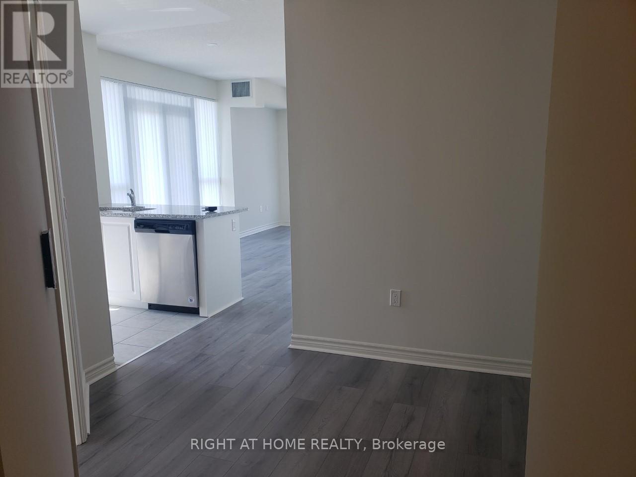 816 - 349 Rathburn Road W, Mississauga, Ontario  L5B 0G9 - Photo 5 - W12971314