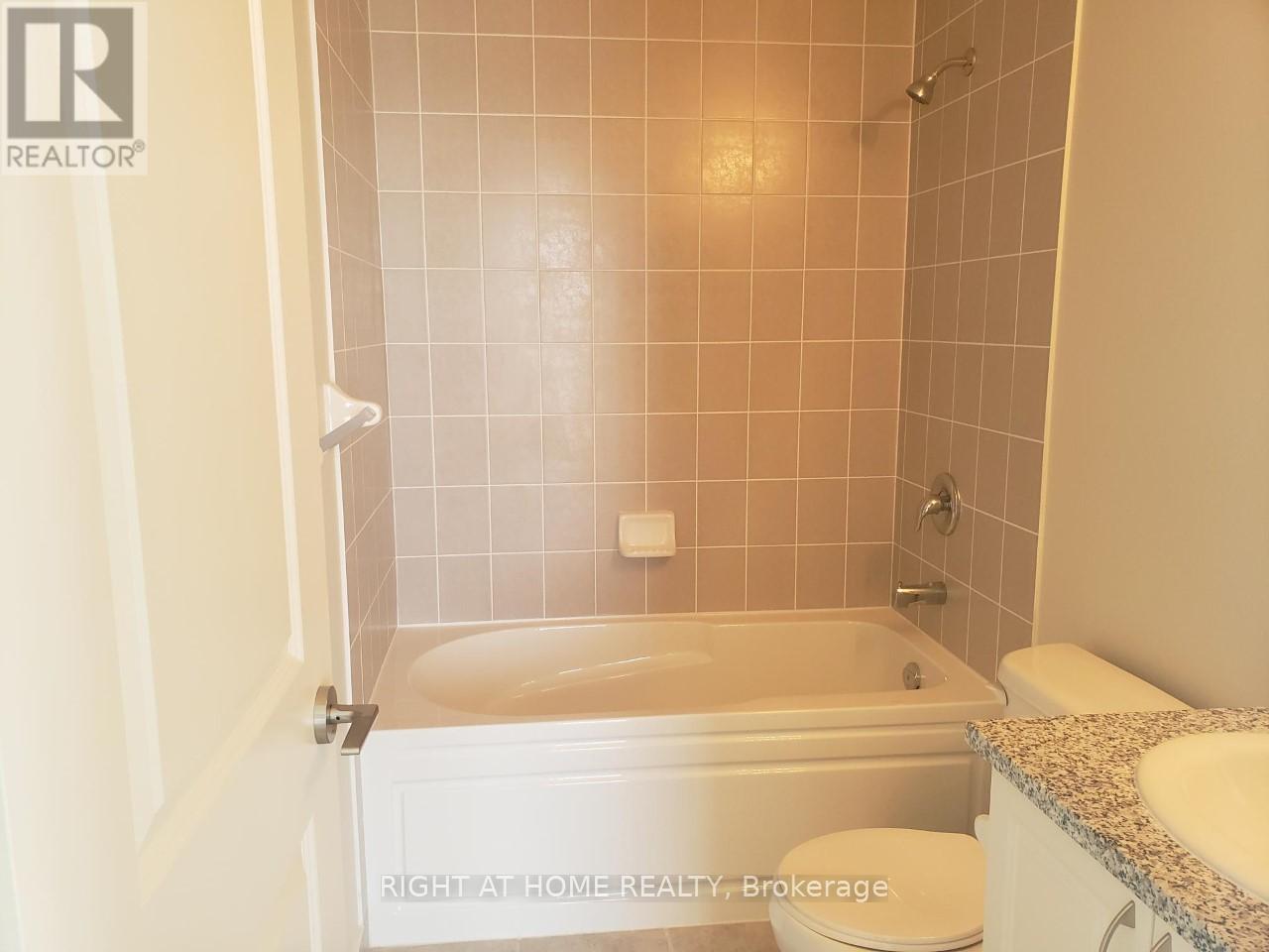 816 - 349 Rathburn Road W, Mississauga, Ontario  L5B 0G9 - Photo 9 - W12971314