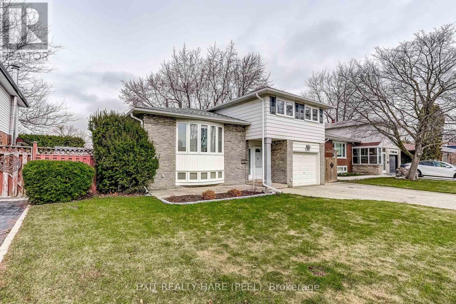 29 Trotters Lane, Brampton, Ontario  L6Y 1B5 - Photo 2 - W12971320