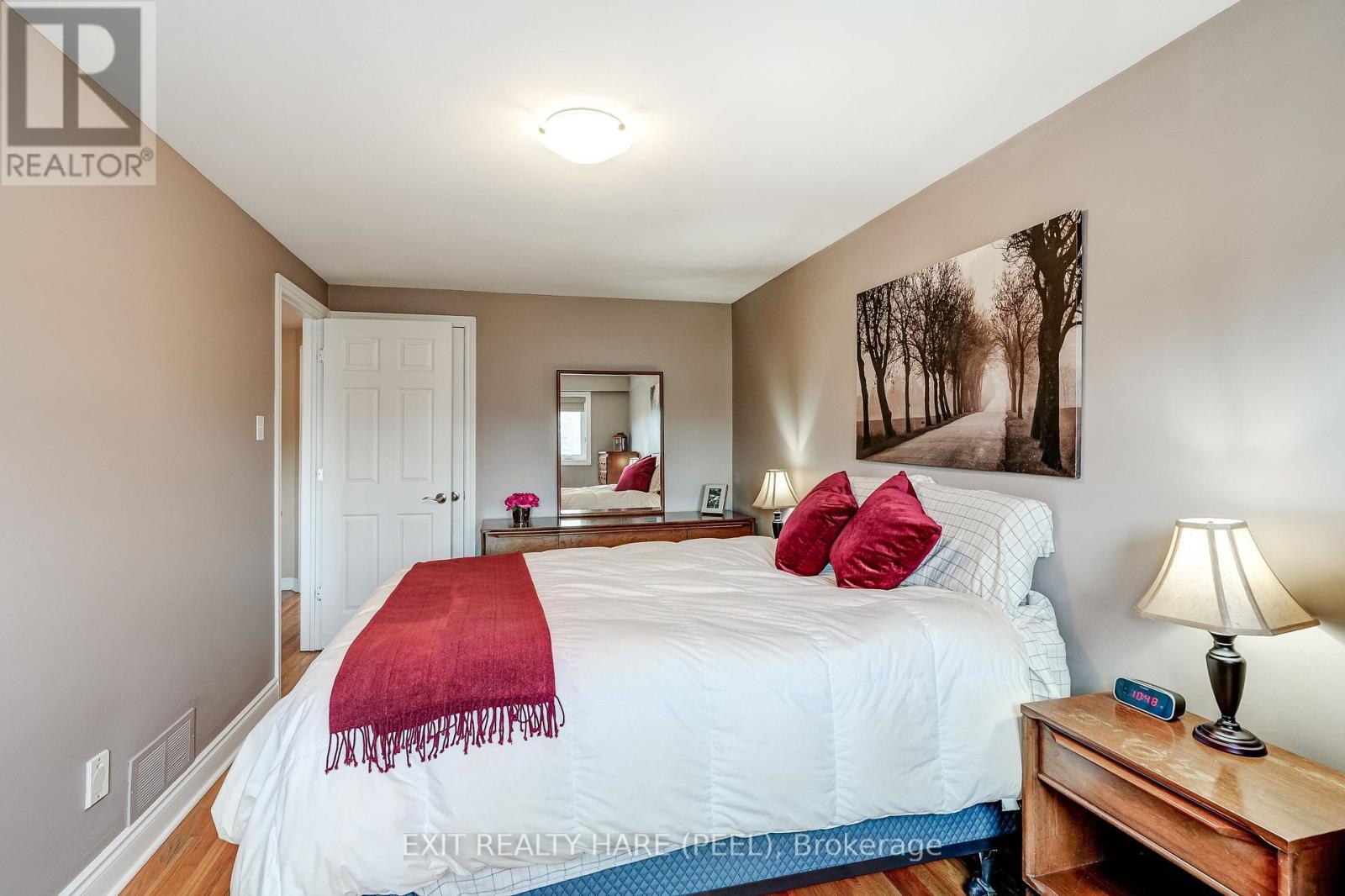 29 Trotters Lane, Brampton, Ontario  L6Y 1B5 - Photo 22 - W12971320