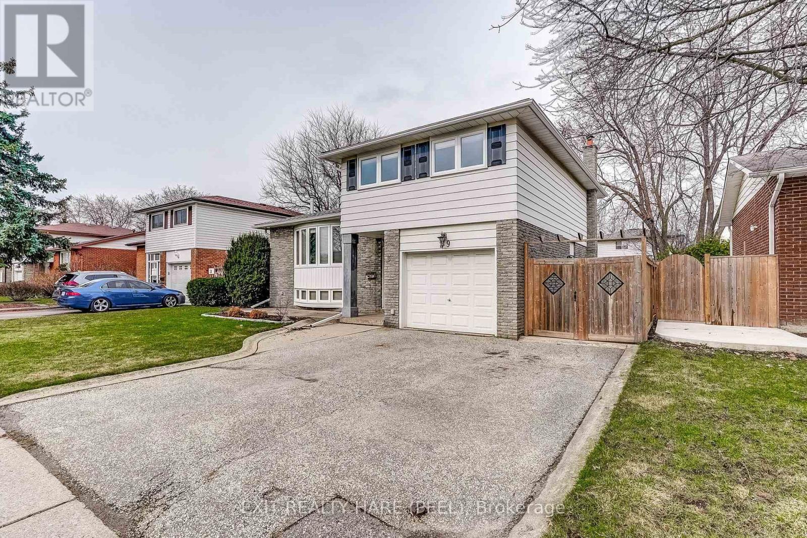 29 Trotters Lane, Brampton, Ontario  L6Y 1B5 - Photo 3 - W12971320