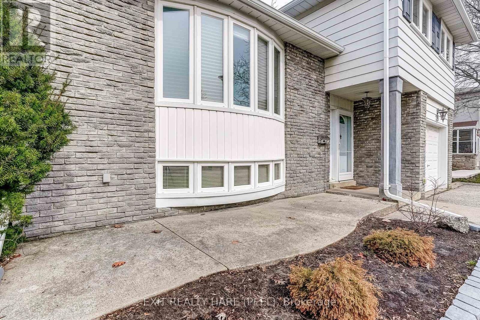 29 Trotters Lane, Brampton, Ontario  L6Y 1B5 - Photo 4 - W12971320