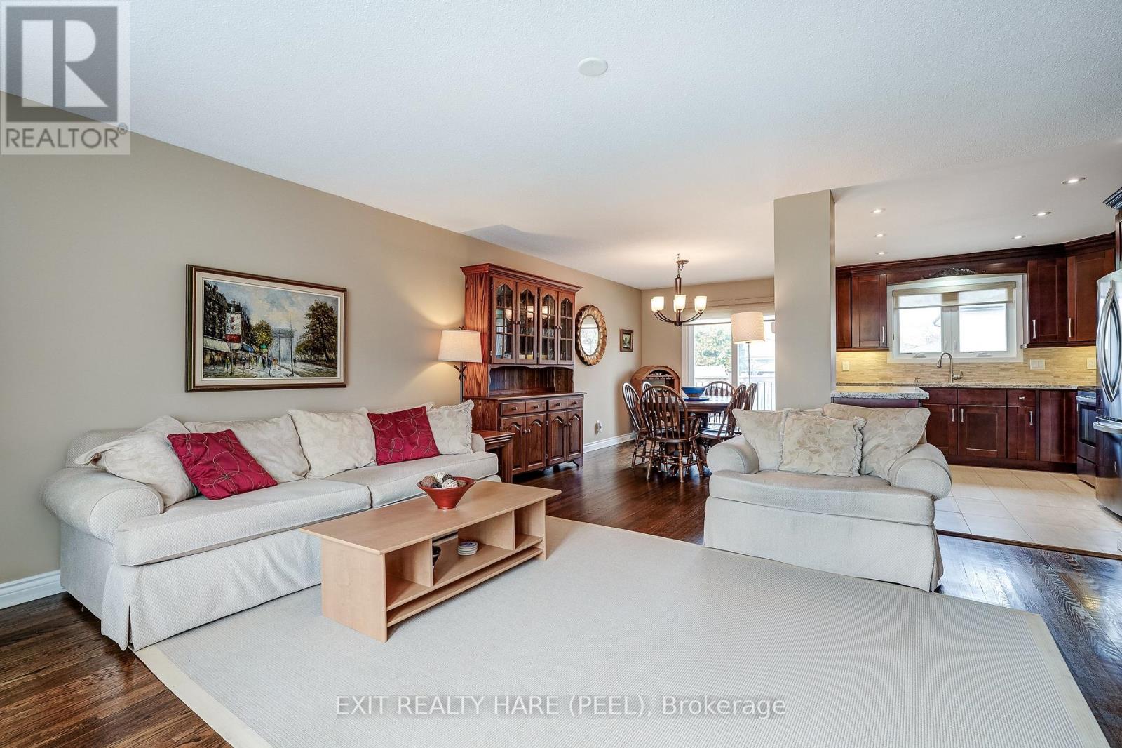 29 Trotters Lane, Brampton, Ontario  L6Y 1B5 - Photo 9 - W12971320