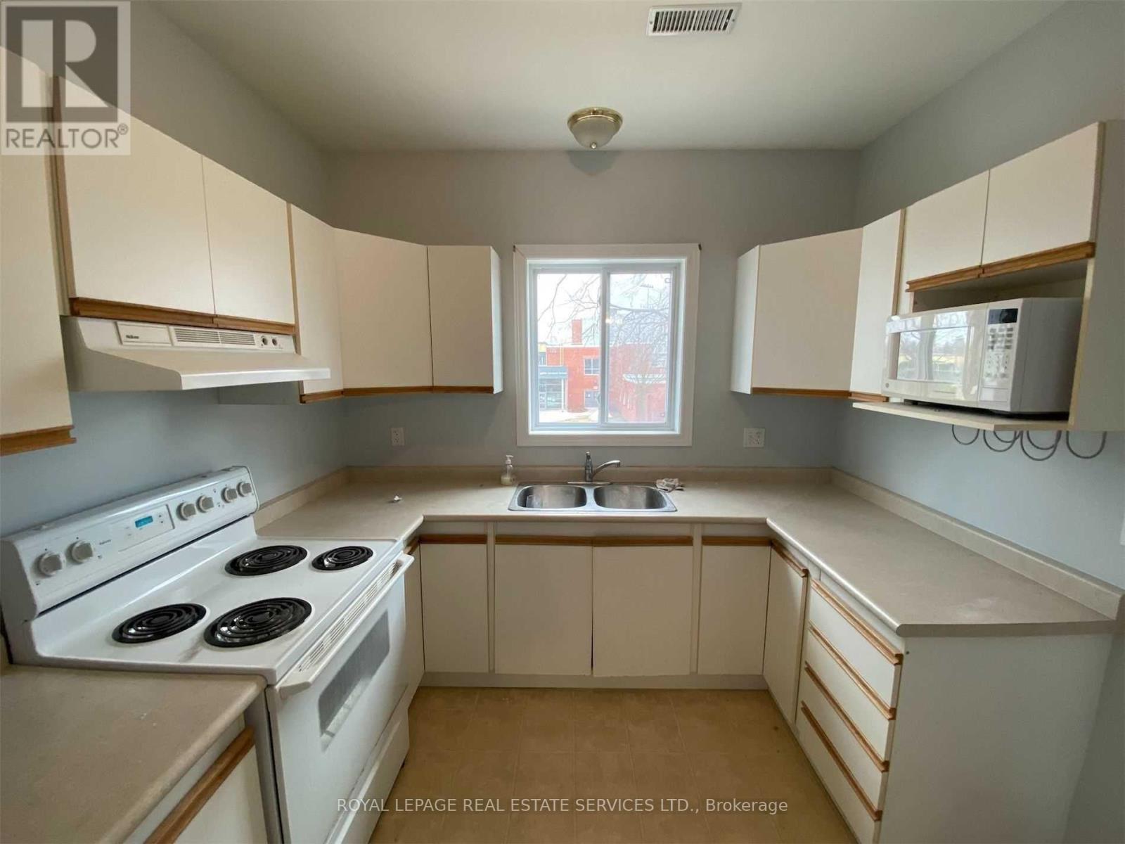 D - 76 Guelph Street, Halton Hills, Ontario  L7G 3Z5 - Photo 2 - W12971346