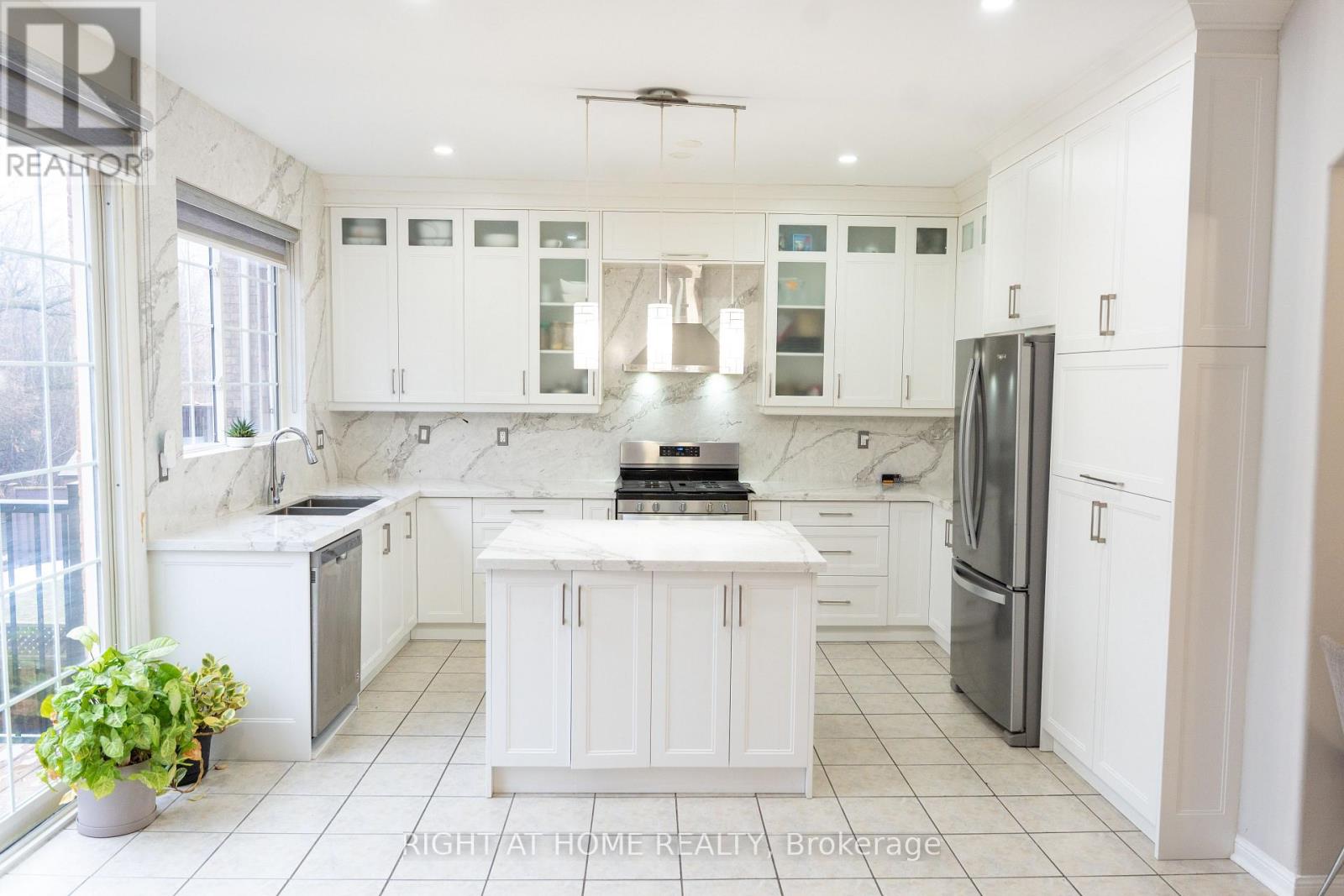 137 Whitwell Drive, Brampton, Ontario  L6P 1L2 - Photo 5 - W12971406