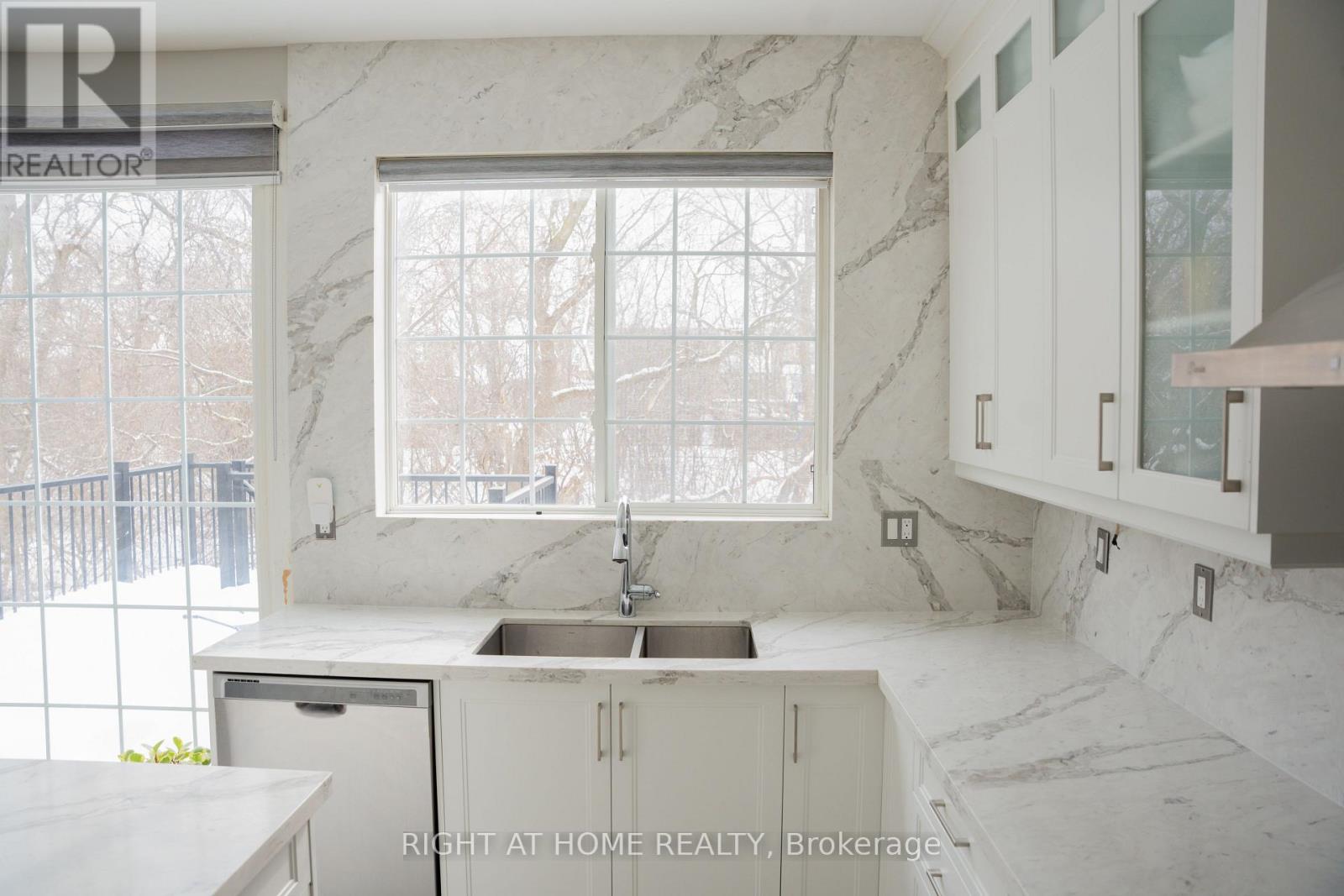 137 Whitwell Drive, Brampton, Ontario  L6P 1L2 - Photo 6 - W12971406