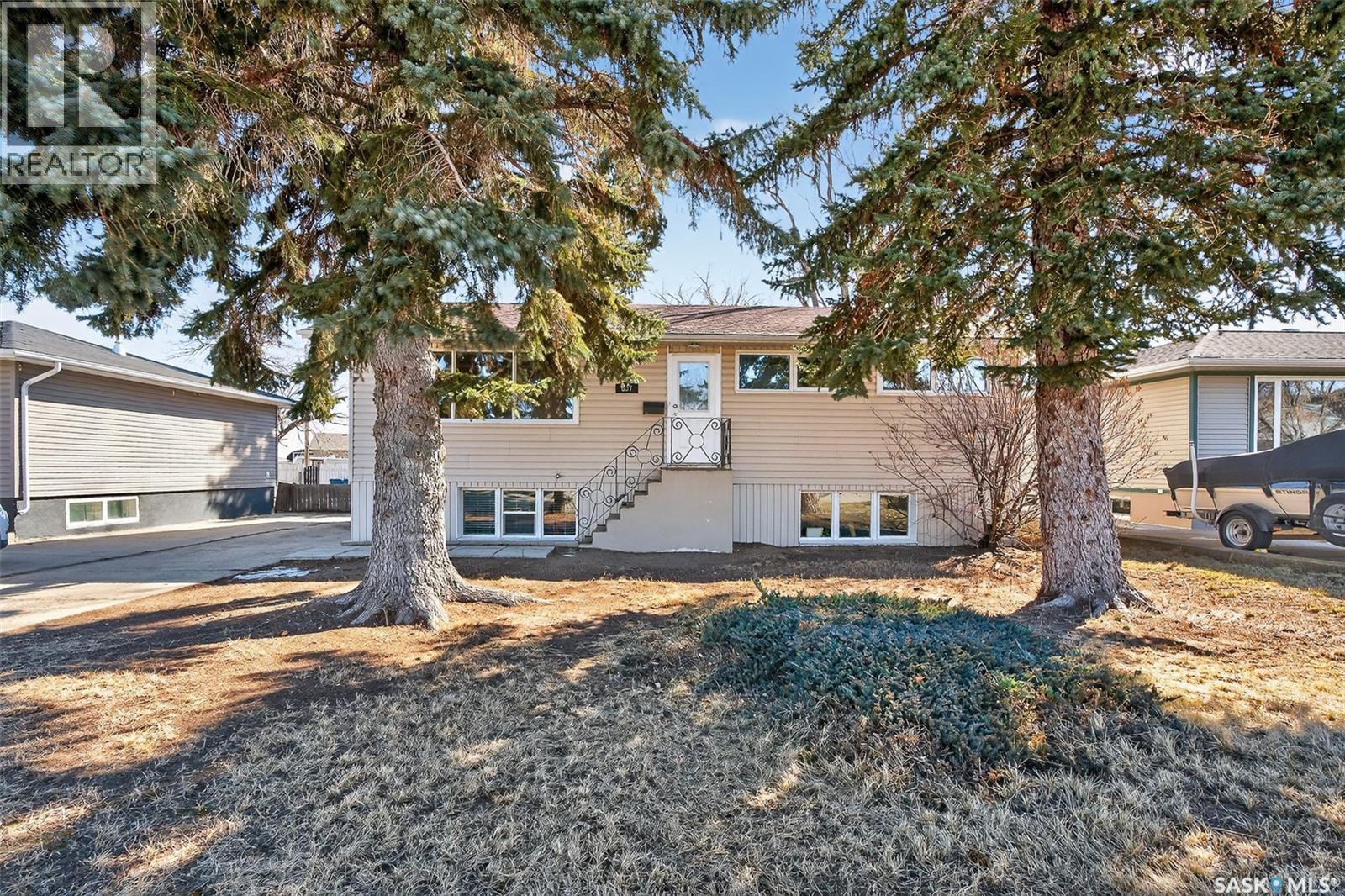 837 Keith Street, Moose Jaw, Saskatchewan  S6H 5R3 - Photo 2 - SK032321