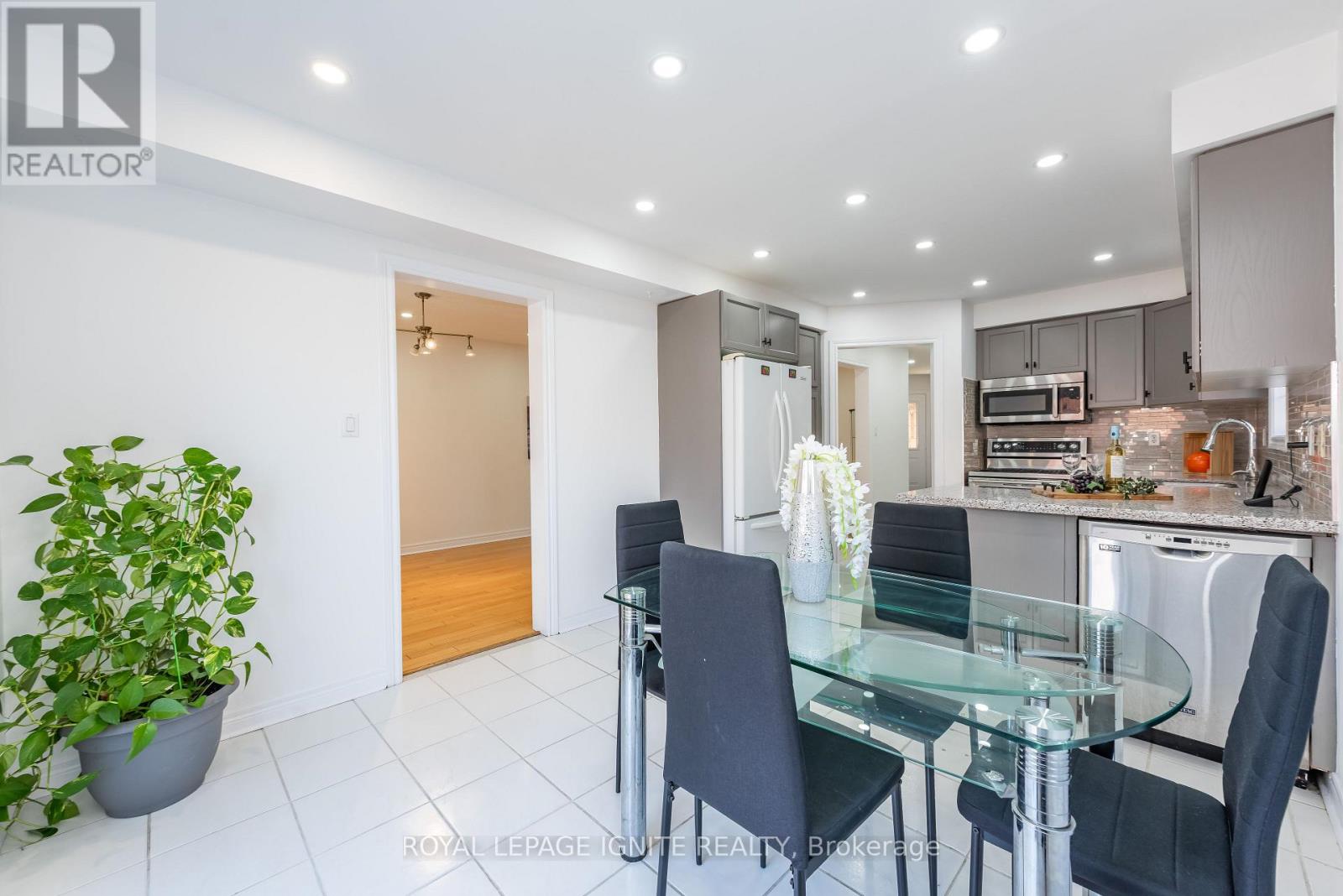 3 Todmorden Drive, Brampton, Ontario  L7A 1M5 - Photo 8 - W12952868