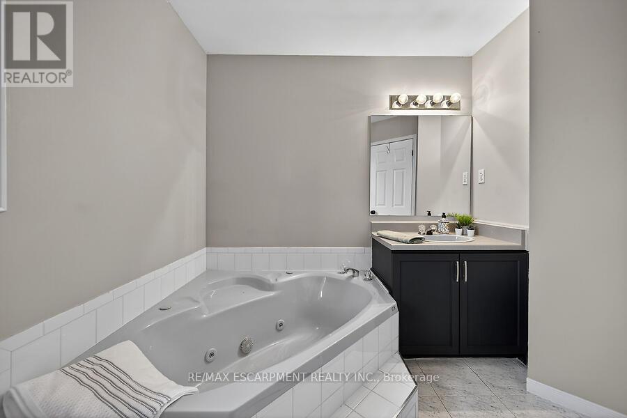 53 Pinewoods Drive, Hamilton, Ontario  L8L 2T6 - Photo 26 - X12971322