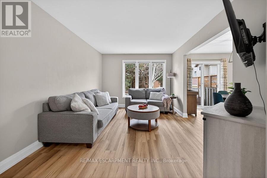 53 Pinewoods Drive, Hamilton, Ontario  L8L 2T6 - Photo 7 - X12971322