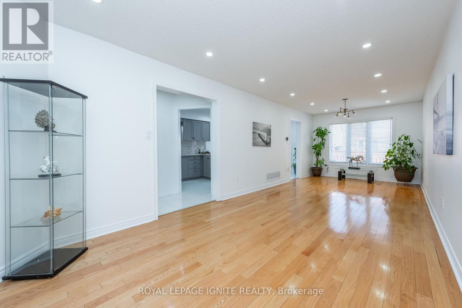 3 Todmorden Drive, Brampton, Ontario  L7A 1M5 - Photo 4 - W12952868