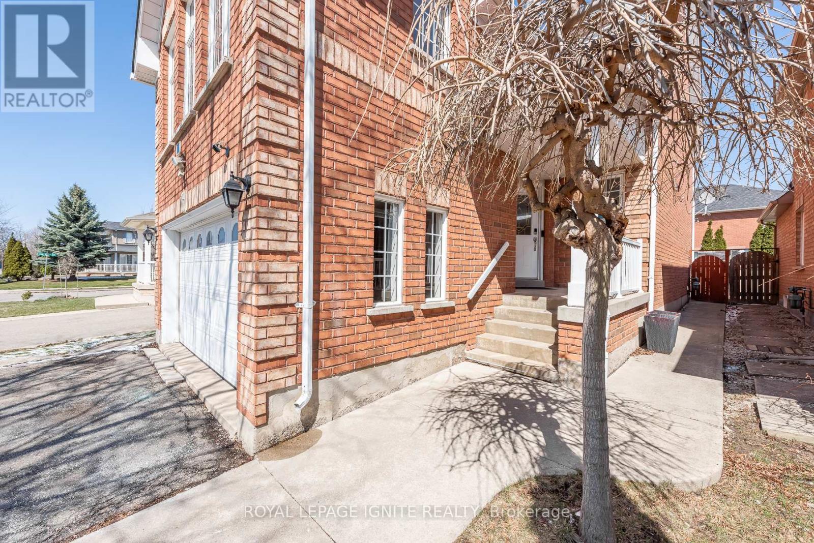 3 Todmorden Drive, Brampton, Ontario  L7A 1M5 - Photo 3 - W12952868