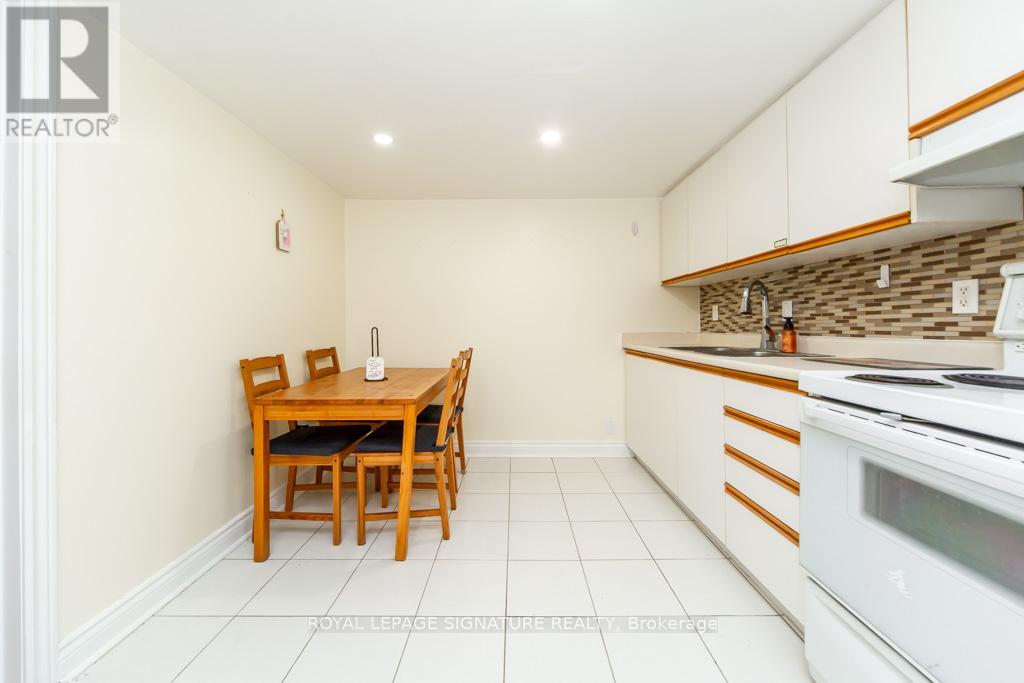 33 Renault Crescent, Toronto, Ontario  M9P 1J2 - Photo 30 - W12970632