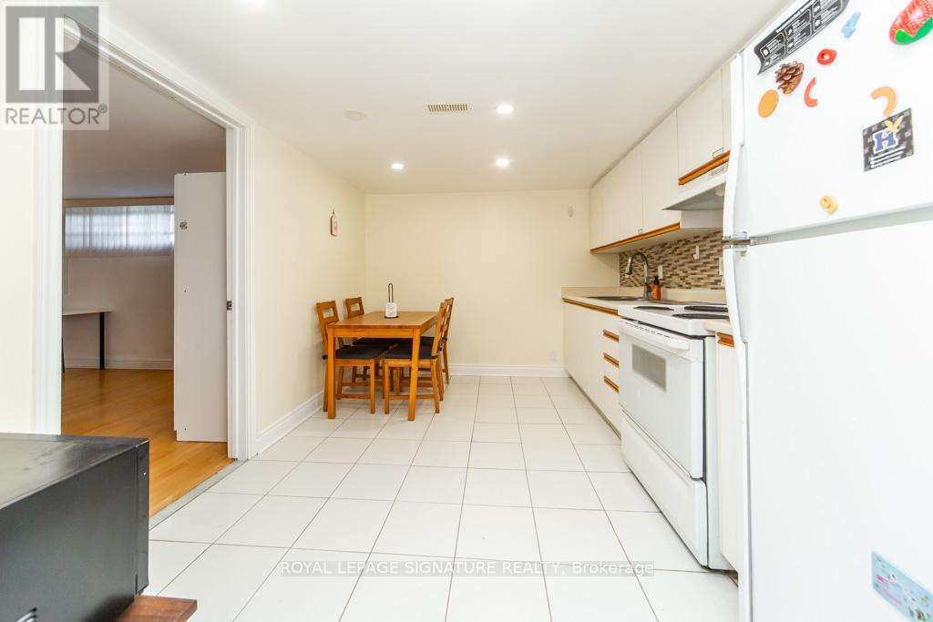 33 Renault Crescent, Toronto, Ontario  M9P 1J2 - Photo 29 - W12970632