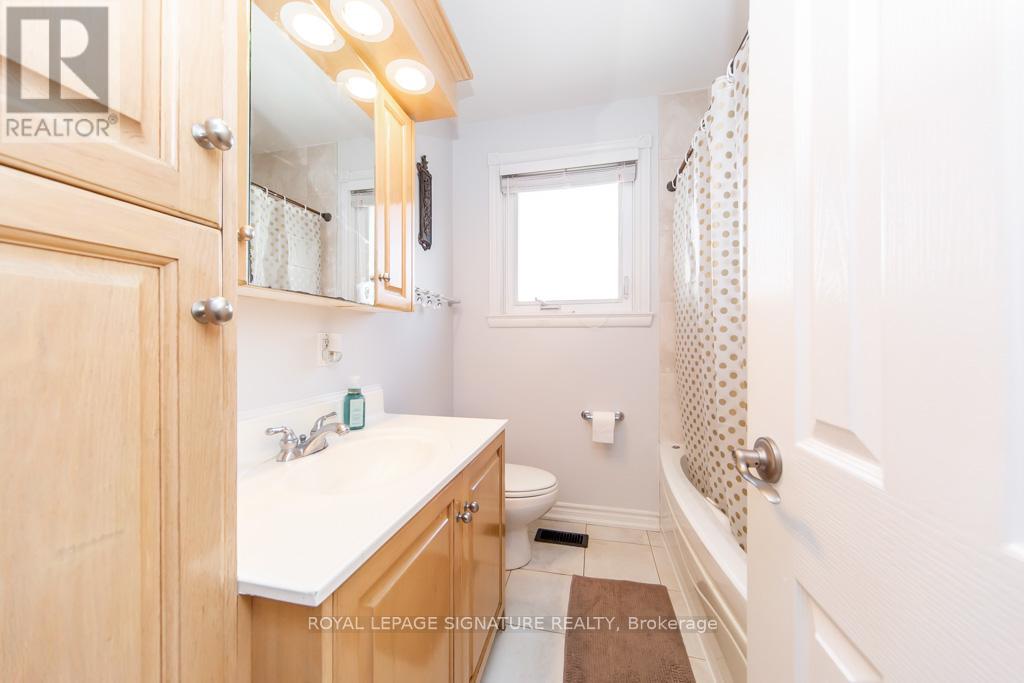 33 Renault Crescent, Toronto, Ontario  M9P 1J2 - Photo 26 - W12970632