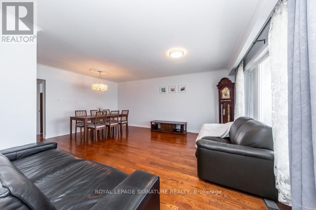 33 Renault Crescent, Toronto, Ontario  M9P 1J2 - Photo 6 - W12970632