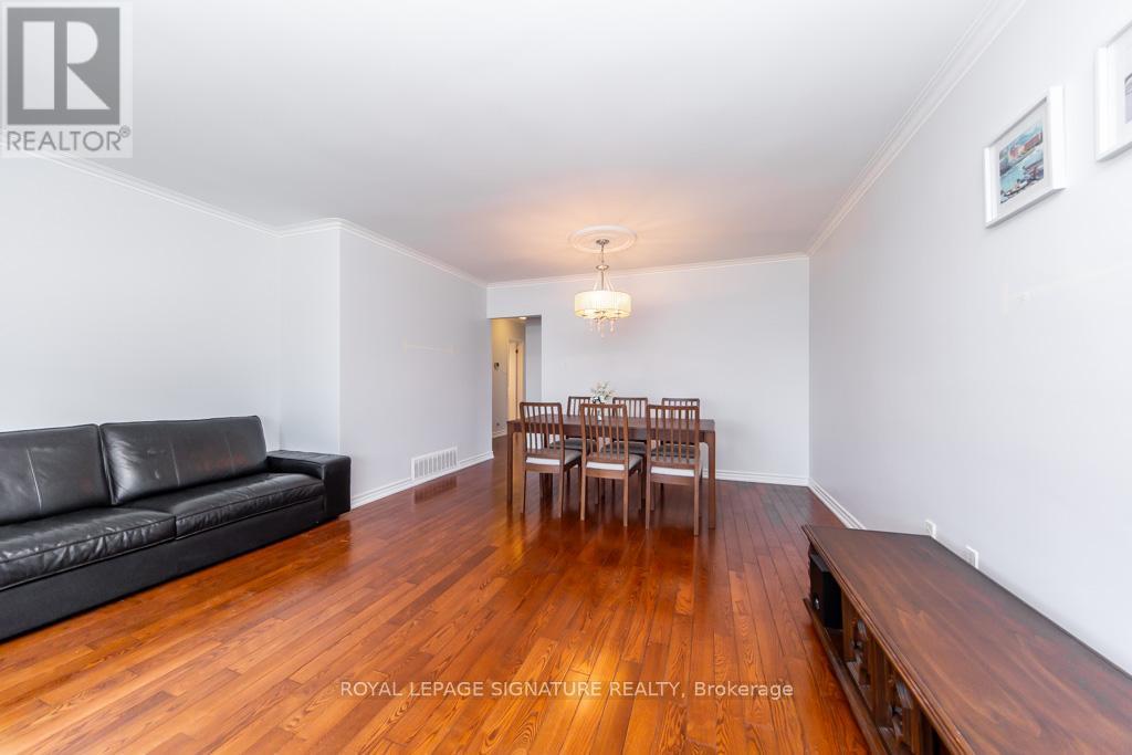 33 Renault Crescent, Toronto, Ontario  M9P 1J2 - Photo 7 - W12970632