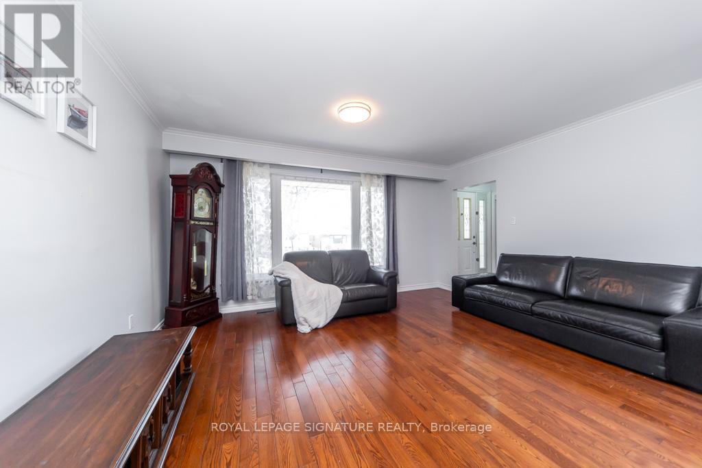 33 Renault Crescent, Toronto, Ontario  M9P 1J2 - Photo 8 - W12970632