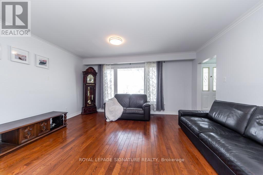 33 Renault Crescent, Toronto, Ontario  M9P 1J2 - Photo 9 - W12970632