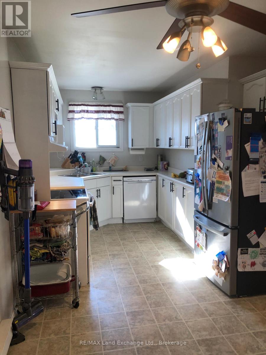 812 Walsh Street, Kincardine, Ontario  N2Z 1P4 - Photo 3 - X12970880