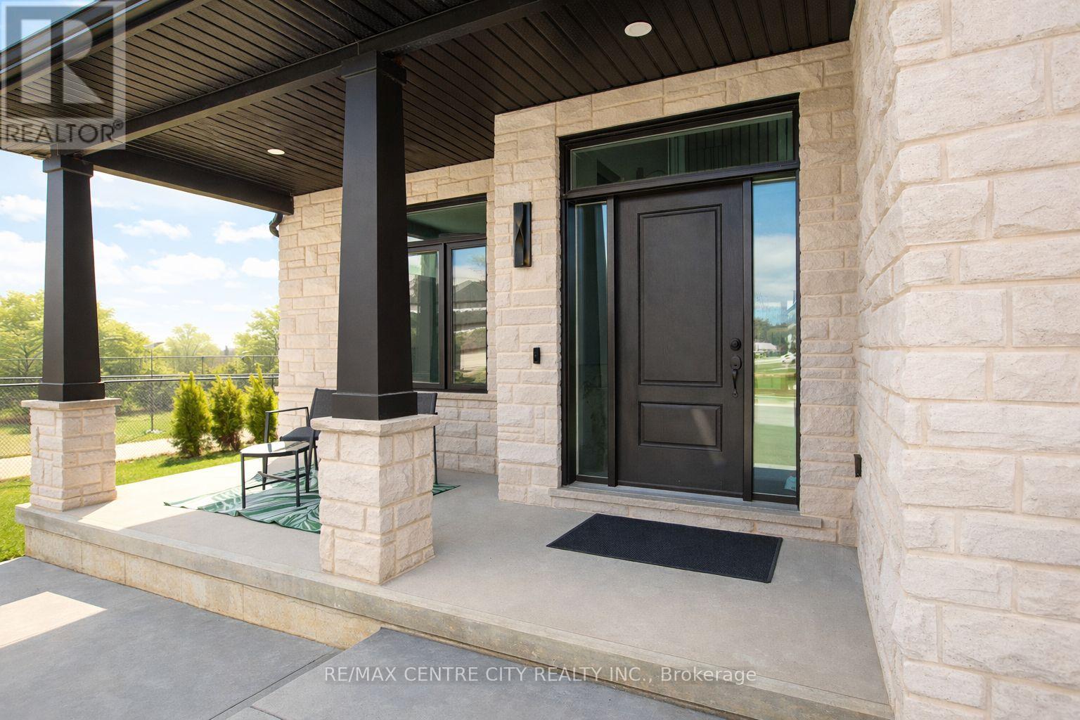 211 Foxborough Place, Thames Centre, Ontario  N0M 2P0 - Photo 2 - X12971520