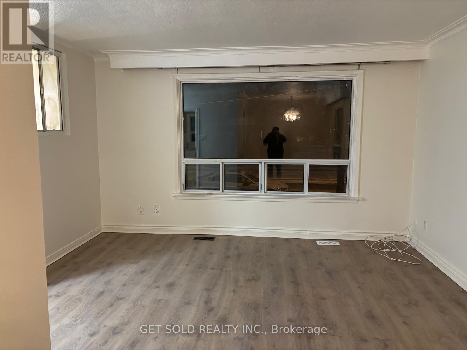 44 Dashwood Crescent, Toronto, Ontario  M9V 2N8 - Photo 5 - W12876366