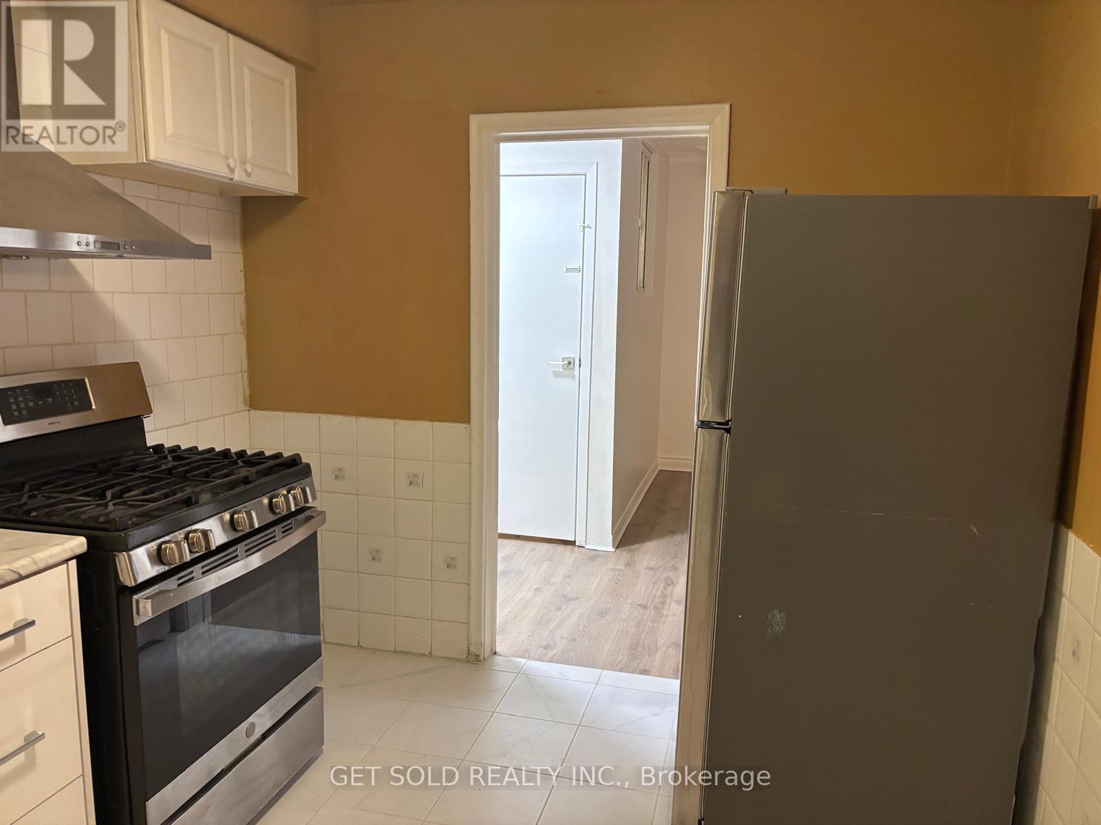 44 Dashwood Crescent, Toronto, Ontario  M9V 2N8 - Photo 7 - W12876366