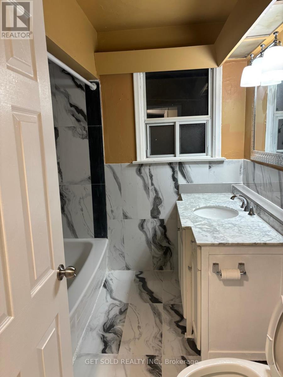 44 Dashwood Crescent, Toronto, Ontario  M9V 2N8 - Photo 8 - W12876366