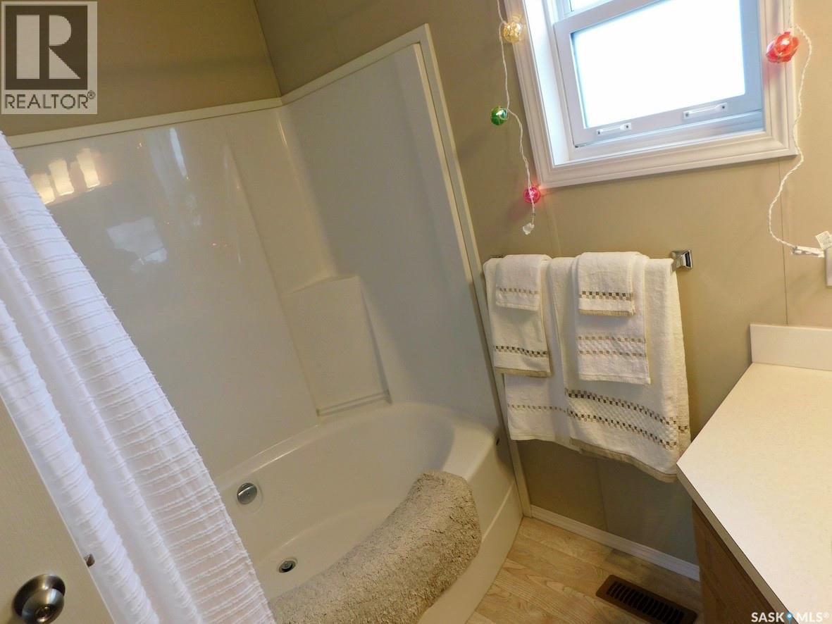 7-9 Allard Bay, Gravelbourg, Saskatchewan  S0H 1X0 - Photo 13 - SK032361