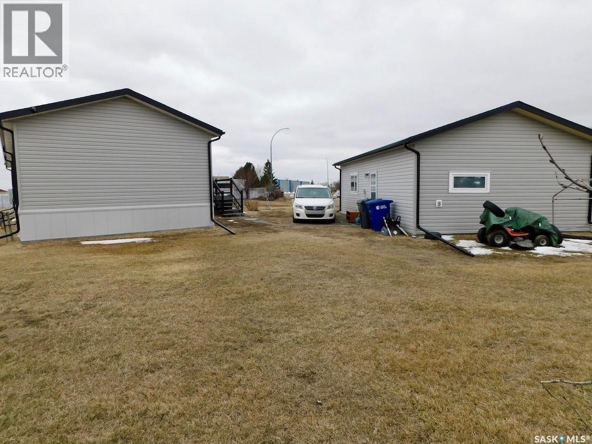 7-9 Allard Bay, Gravelbourg, Saskatchewan  S0H 1X0 - Photo 34 - SK032361