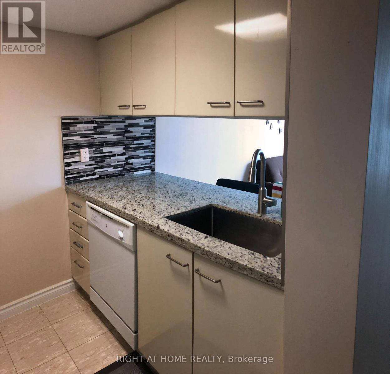 906 - 38 Elm Street, Toronto, Ontario  M5G 2K5 - Photo 10 - C12971652