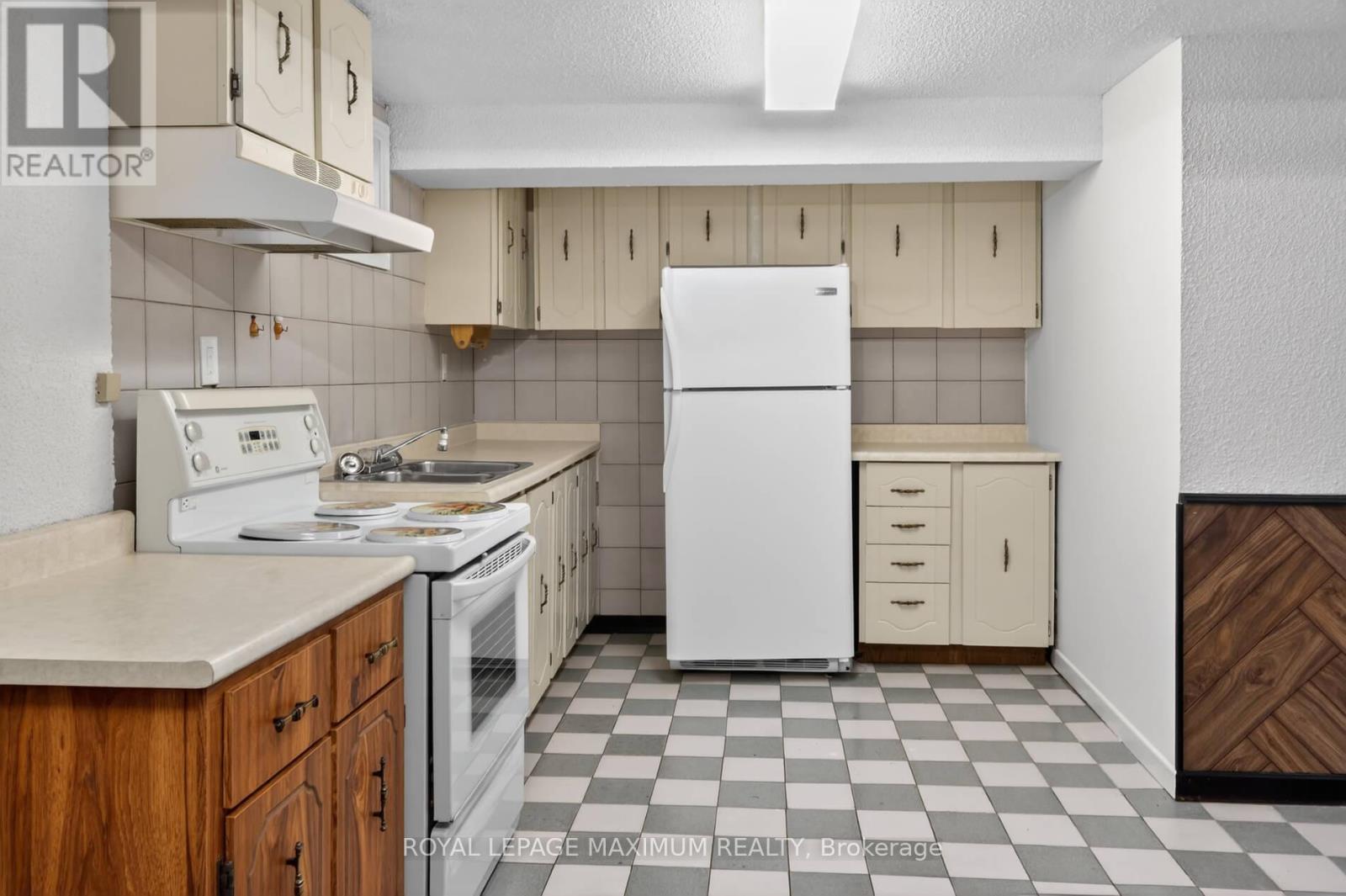 94 Goldsboro Road, Toronto, Ontario  M9L 1A8 - Photo 24 - W12971428