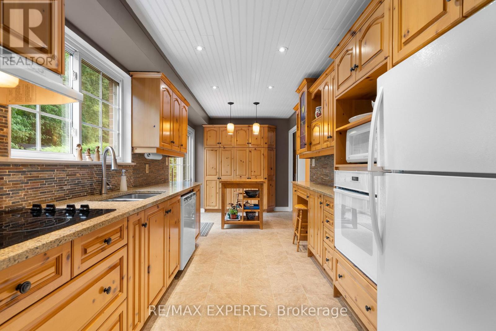 28 Hilltop Drive, Caledon, Ontario  L7C 1H6 - Photo 12 - W12971440